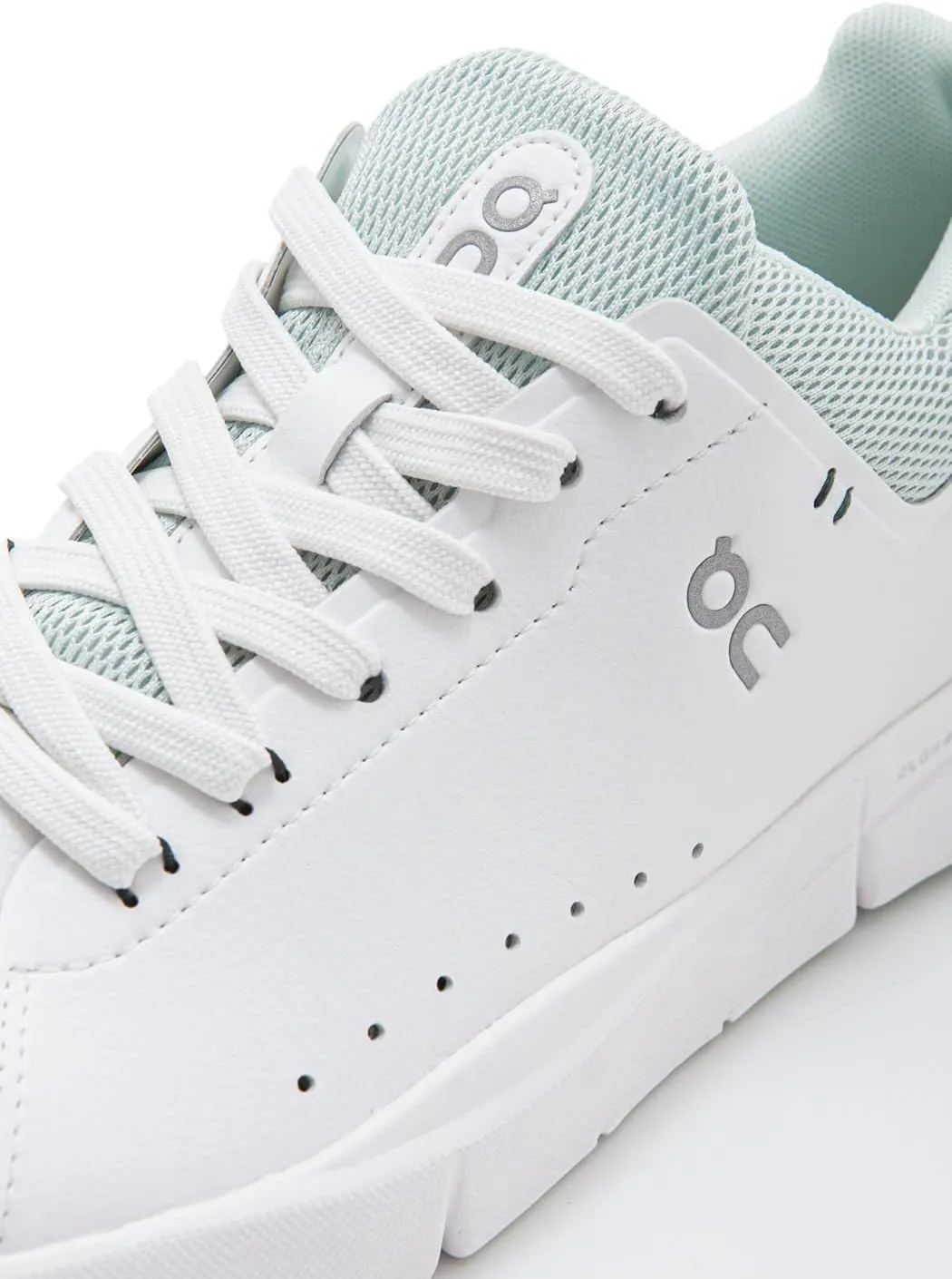 On Women's The Roger Advantage Sneakers