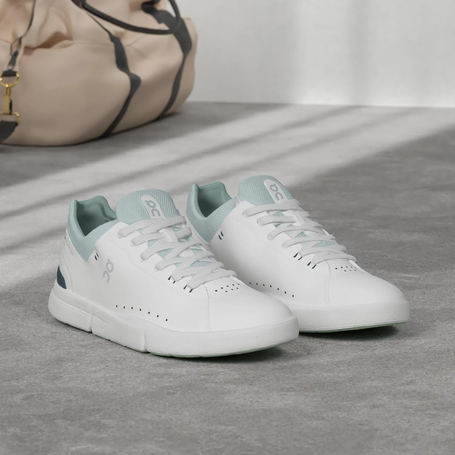 On Women's The Roger Advantage Sneakers